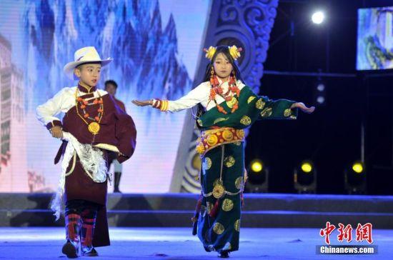 8月3日晚，四川理塘縣一群藏族小帥哥和小美女帶來(lái)了一場(chǎng)精彩的藏族服飾秀，小朋友們穿著漂亮的藏裝現(xiàn)場(chǎng)刮起了“最炫民族風(fēng)”，引臺(tái)下觀眾掌聲、喝彩聲不斷。 劉忠俊 攝