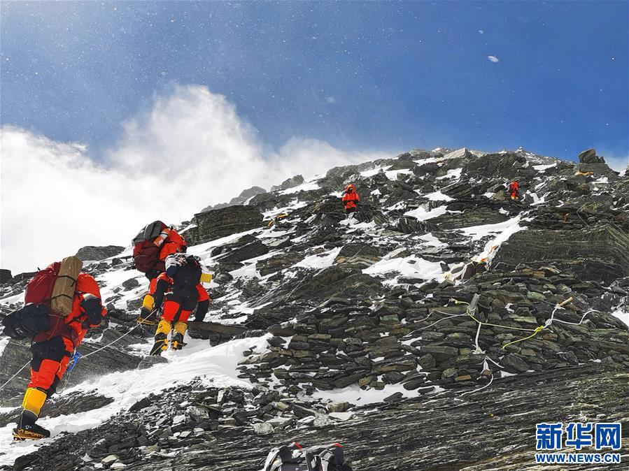 （新華視界）（3）2020珠峰高程測量登山隊向海拔8300米進發(fā)