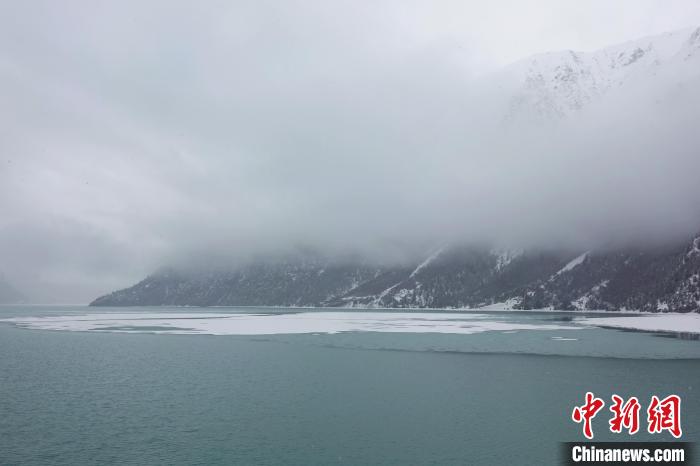 然烏湖春雪飄落。　冉文娟 攝