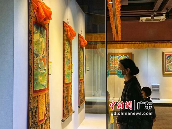 80余幅國家級非遺大師希熱布唐卡作品東莞展出。圖為充滿神秘色彩的唐卡作品吸引人駐足觀看(徐倩 攝)