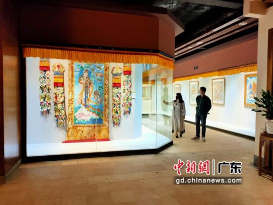 80余幅國家級非遺大師希熱布唐卡作品東莞展出。圖為展出的唐卡作品色澤鮮艷(徐倩 攝)