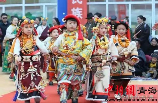 圖為雜多縣中心幼兒園開展了以“傳承非遺文化從我開始”為主題的親子活動暨首屆民間文化游戲節(jié)。