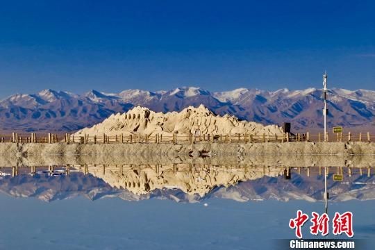 圖為“青海茶卡鹽湖”景區(qū)。（資料圖）　張?zhí)砀！z