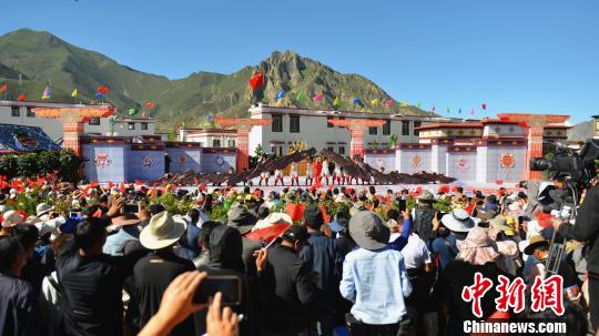 “心連心”藝術(shù)團(tuán)在西藏拉薩進(jìn)行慰問演出