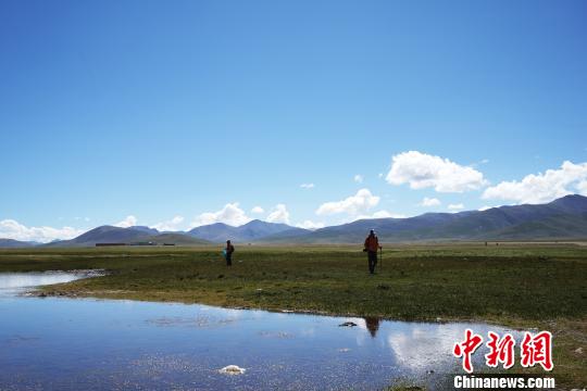 游客體驗在藏徒步：一面是雪域美景，一面是城市巨變