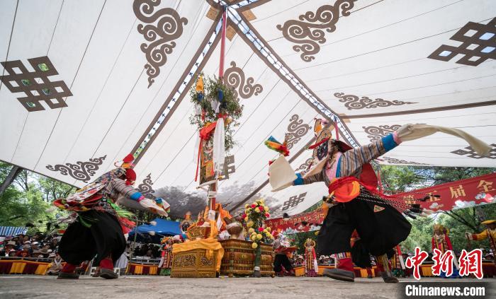 圖為2018年8月12日，西藏拉薩雪頓節(jié)期間，羅布林卡公園內(nèi)舉行的藏戲比賽吸引了眾多藏族民眾和國內(nèi)外游客前來觀看(資料圖)?！『闻罾?攝