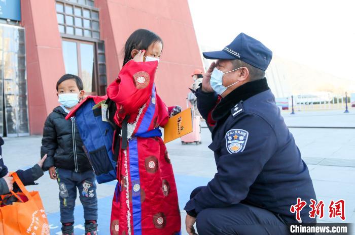 圖為小乘客向拉薩鐵路公安民警敬禮?！『铲i 攝