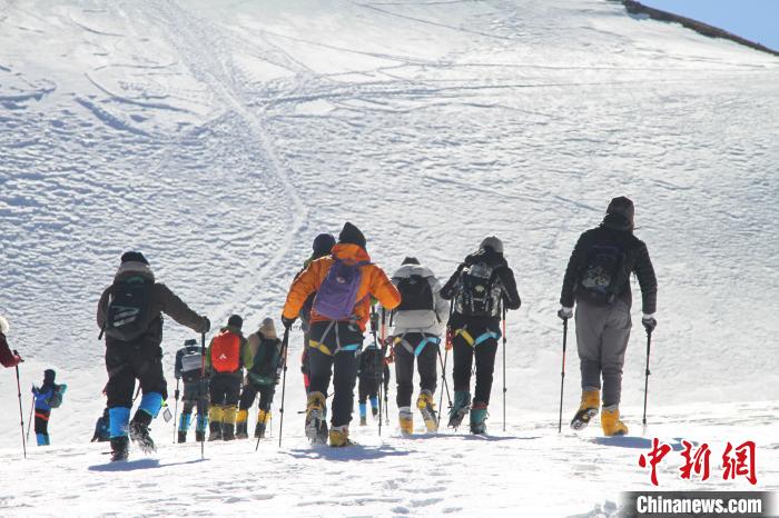 圖為2019年，普通民眾在洛堆峰體驗(yàn)登雪山活動。資料圖 趙朗 攝