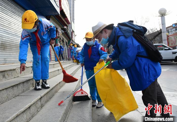 圖為拉薩市小學生打掃街道?！∝暩聛硭?攝