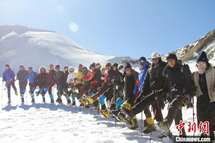 拉薩兩處冰川景點(diǎn)為旅客開(kāi)放冰雪體驗(yàn)