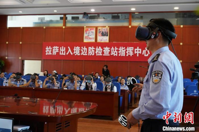 圖為移民管理警察、機場工作人員等體驗VR學(xué)黨史?！≯ㄔ?攝