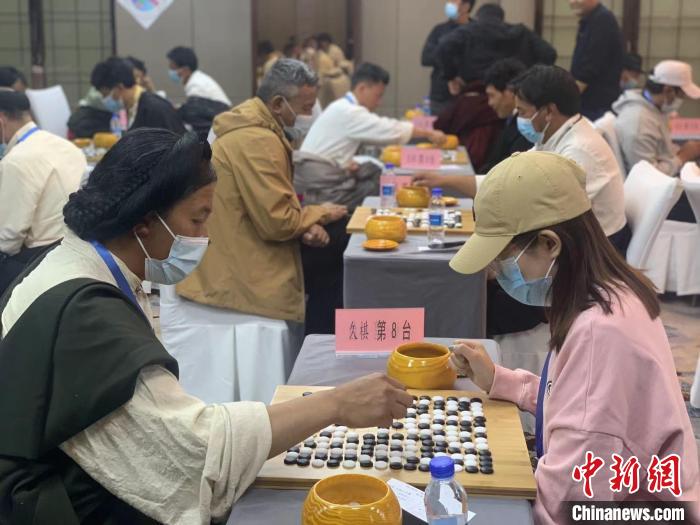 圖為參賽選手正在進行藏棋對弈?！≈x牧 攝