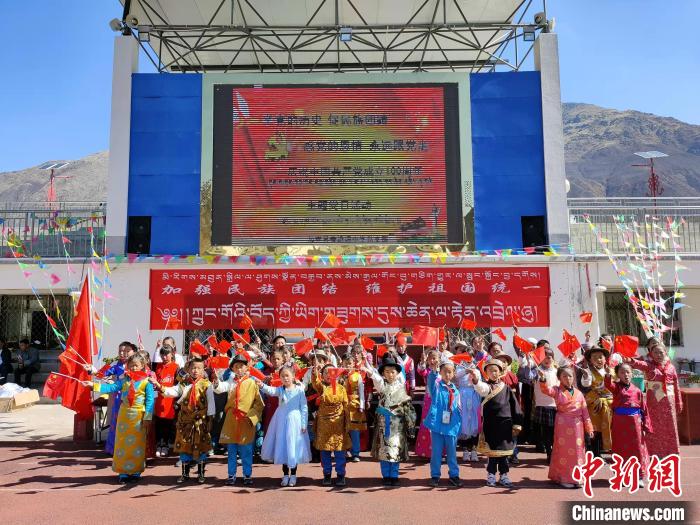 圖為加查縣安繞鎮(zhèn)小學各民族代表學生齊唱紅歌。　安繞鎮(zhèn)小學供圖