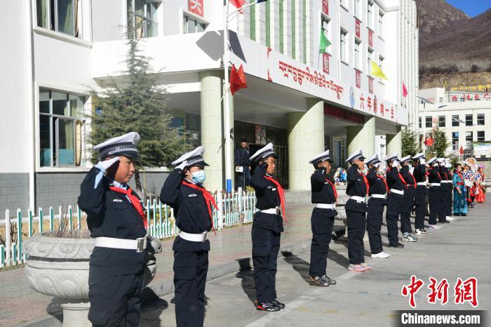 圖為加查縣安繞鎮(zhèn)小學學生爭當“小交警”體驗交警工作?！∝暩聛硭?攝