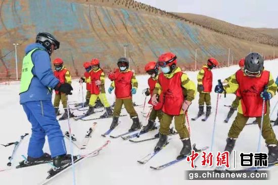 圖為天祝烏鞘嶺國(guó)際滑雪場(chǎng)游客享受冰雪運(yùn)動(dòng)樂(lè)趣。