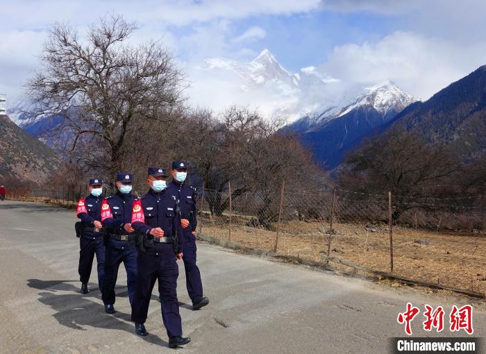 西藏林芝戍邊民警：為“你”翻山越嶺，卻無(wú)心看風(fēng)景