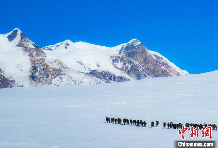 官兵攀爬、翻越、穿行在雪山?！∥鞑厣侥宪姺謪^(qū)某團(tuán)供圖