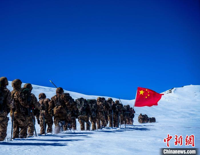 官兵攀爬、翻越、穿行在雪山?！∥鞑厣侥宪姺謪^(qū)某團(tuán)供圖