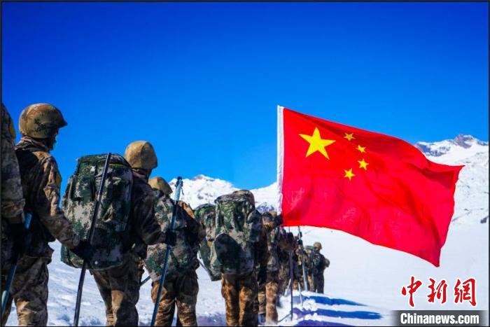 官兵攀爬、翻越、穿行在雪山。　西藏山南軍分區(qū)某團(tuán)供圖