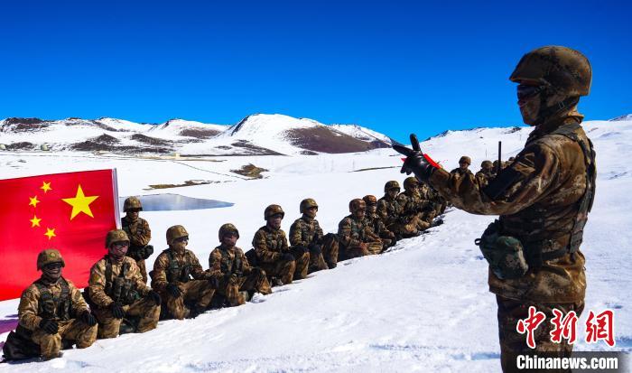 三連指導(dǎo)員蔡子琪(圖右)為官兵作二十大精神宣講。　西藏山南軍分區(qū)某團(tuán)供圖