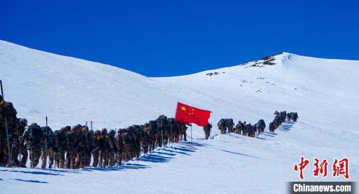 官兵攀爬、翻越、穿行在雪山?！∥鞑厣侥宪姺謪^(qū)某團(tuán)供圖