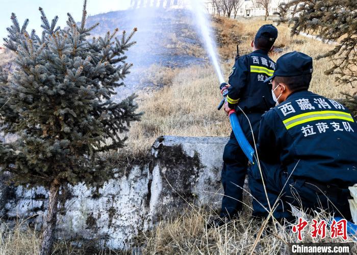 12月6日，布達(dá)拉宮消防救援大隊(duì)在布達(dá)拉宮山體林草區(qū)域開(kāi)展?jié)窕ぷ??！㈣?攝