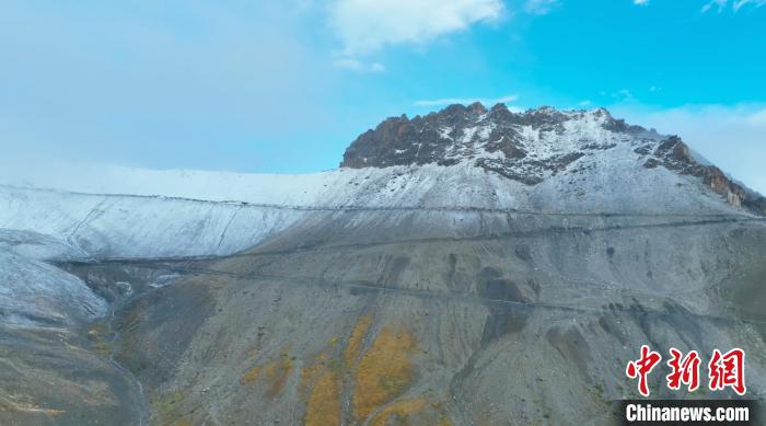 圖為邊壩縣降雪時(shí)夏貢拉山段路況?！∵厜慰h融媒體中心供圖