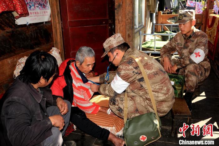 資料圖為墨脫邊防官兵為行動不便的民眾免費巡診。　馬軍供圖