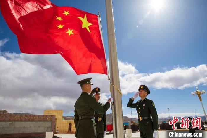 圖為在西藏阿里地區(qū)札達縣，軍民共同舉行升國旗儀式，慶祝西藏百萬農(nóng)奴解放紀念日?！詵| 攝