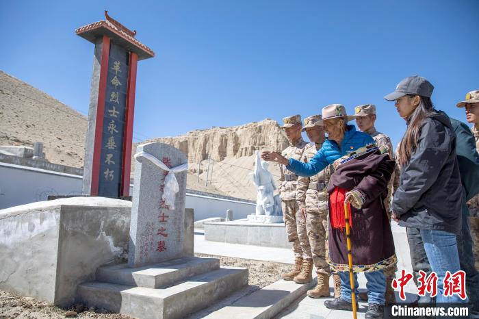 圖為在西藏阿里地區(qū)札達(dá)縣烈士陵園，82歲的次仁南杰老人為軍民代表講述新舊西藏的變化。　劉曉東 攝