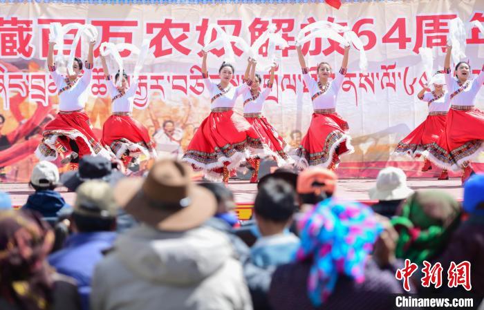 圖為墨竹工卡縣龍珠崗村，文藝演出現(xiàn)場(chǎng)?！∝暩聛?lái)松 攝