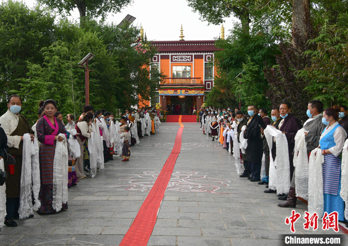 7月30日，在位于拉薩的雪林多吉頗章內(nèi)，各族各界信眾列隊(duì)歡迎班禪回藏?！?lt;a target='_blank' ><p  align=