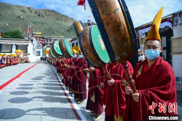 8月8日，班禪回到駐錫地扎什倫布寺，僧人們以最高規(guī)格的藏傳佛教傳統(tǒng)儀式迎接班禪到來?！?貢嘎來松 攝