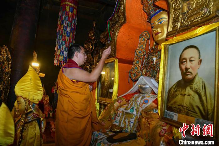 8月8日，班禪在扎什倫布寺措欽大殿朝拜佛祖釋迦牟尼佛像。　 貢嘎來松 攝