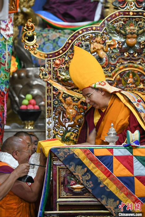 8月23日，班禪來到申扎縣色布寺禮佛、講經(jīng)，色布寺高僧向班禪敬獻(xiàn)經(jīng)書。<a target='_blank' ><p  align=