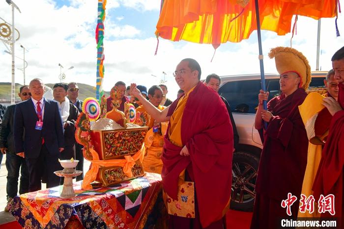 8月26日，班禪來到安多縣白日寺禮佛、講經(jīng)，該寺以最高禮儀迎請班禪。<a target='_blank' ><p  align=