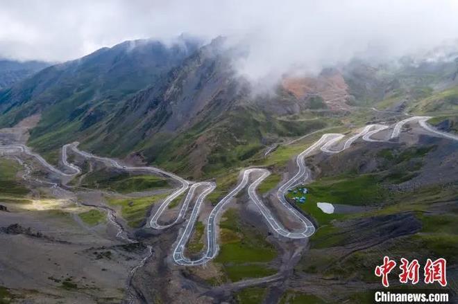 資料圖：航拍通往西藏隆子縣玉麥鄉(xiāng)的盤山公路。　江飛波 攝