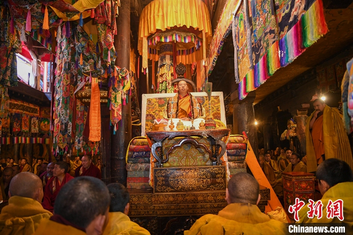 10月27日，扎什倫布寺舉行吉祥祈愿法會，慶祝班禪額爾德尼·確吉杰布獲得“嘎欽”學(xué)位。圖為班禪在法會上帶領(lǐng)僧人誦經(jīng)。<a target='_blank' ><p  align=