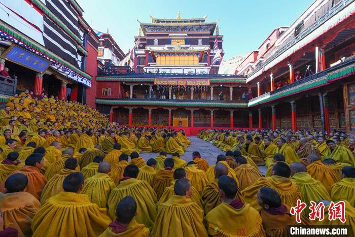 10月26日，班禪在扎什倫布寺多加大院參加“嘎欽”學位立宗答辯，全寺僧人齊聚一堂，共同見證這一殊勝時刻。<a target='_blank' ><p  align=