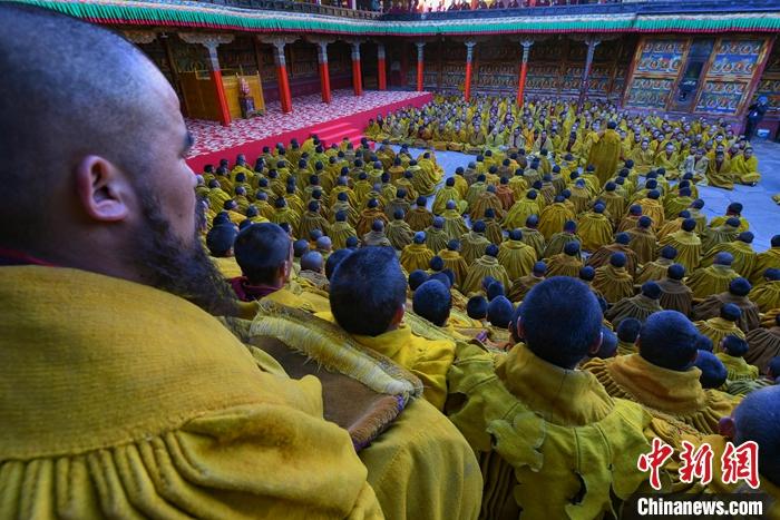 10月26日，班禪在扎什倫布寺參加“嘎欽”學位立宗答辯。圖為扎寺僧人在多加大院集體誦經(jīng)祈福。<a target='_blank' ><p  align=