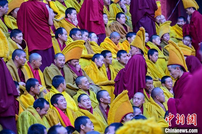 10月26日，班禪在扎什倫布寺參加“嘎欽”學位立宗答辯，圖為扎寺僧人同時在多加大院辯經(jīng)。<a target='_blank' ><p  align=