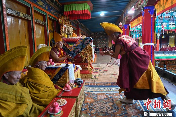 10月26日，班禪在扎什倫布寺參加“嘎欽”學位立宗答辯。圖為班禪作為立論者與經(jīng)師助理辯論。<a target='_blank' ><p  align=