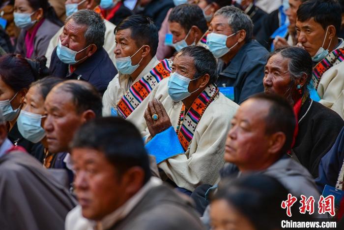 10月26日，信眾在扎什倫布寺現(xiàn)場見證班禪參加“嘎欽”學位立宗答辯。<a target='_blank' ><p  align=