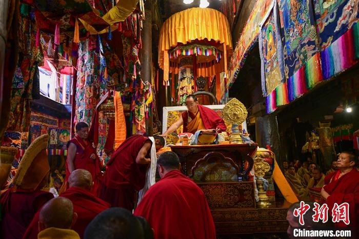 10月27日，扎什倫布寺舉行慶祝班禪額爾德尼·確吉杰布獲得“嘎欽”學位吉祥祈愿法會，班禪在法會上為僧人摸頂賜福。<a target='_blank' ><p  align=