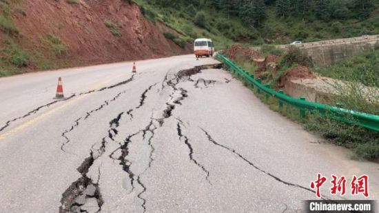 圖為發(fā)生路基下沉滑移險情的路段。果洛公路總段供圖