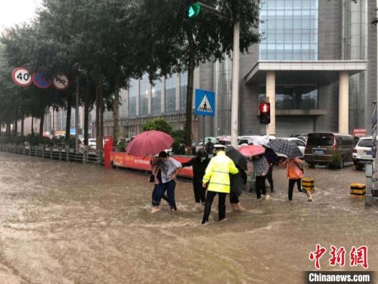 8月28日，青海省東部出現(xiàn)強(qiáng)降水天氣過程，其中西寧地區(qū)出現(xiàn)入汛以來雨量最大、強(qiáng)度最大的強(qiáng)降水過程。西寧交警供圖