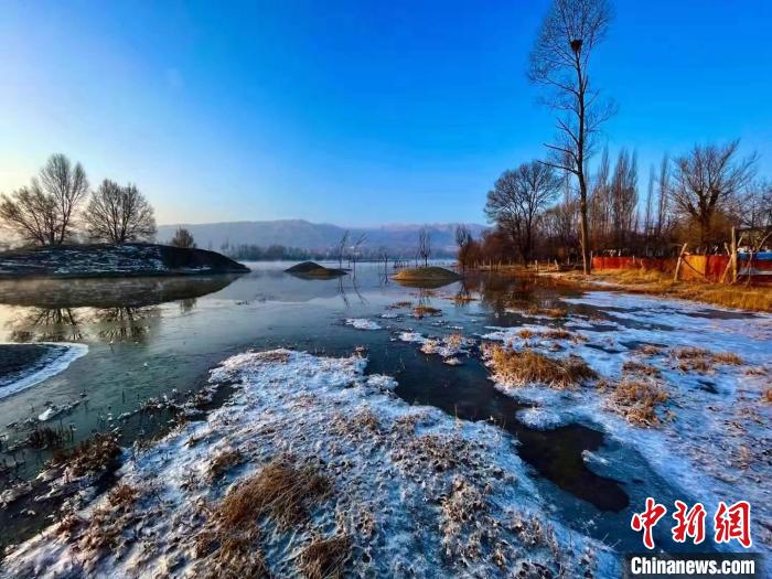 青海黃河岸畔：冰凌在河面作畫(huà)，幽靜美麗