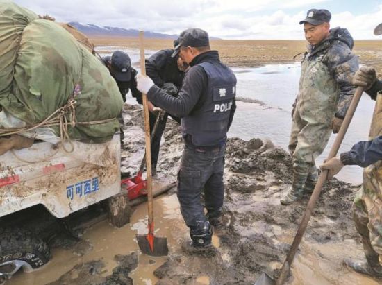 巡山途中車輛陷入泥坑。