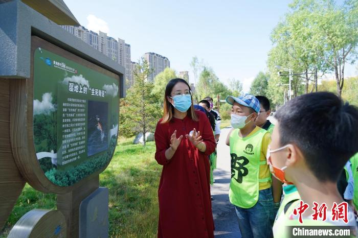 圖為小朋友在青海西寧湟水國家濕地公園內(nèi)學習濕地知識?！●R銘言 攝