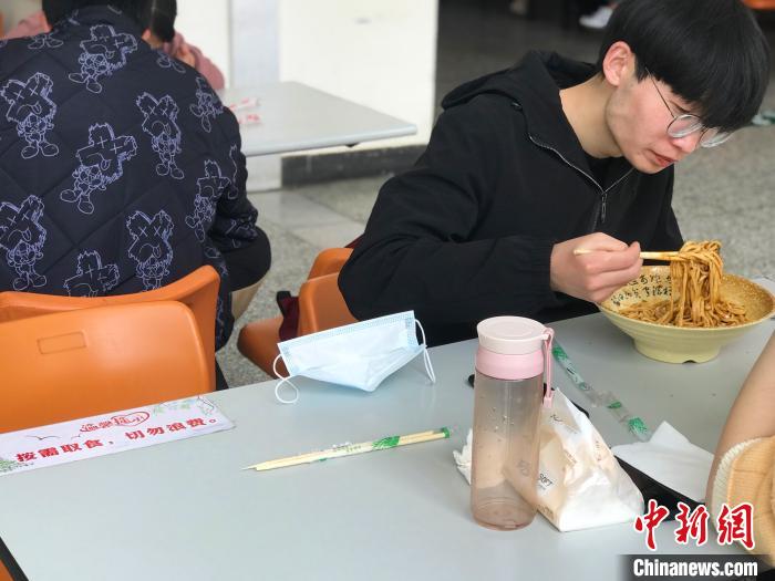 3月17日，西藏大學(xué)學(xué)生正在學(xué)校食堂用餐，餐桌上寫著“按需取餐，切勿浪費(fèi)”?！∪轿木?攝